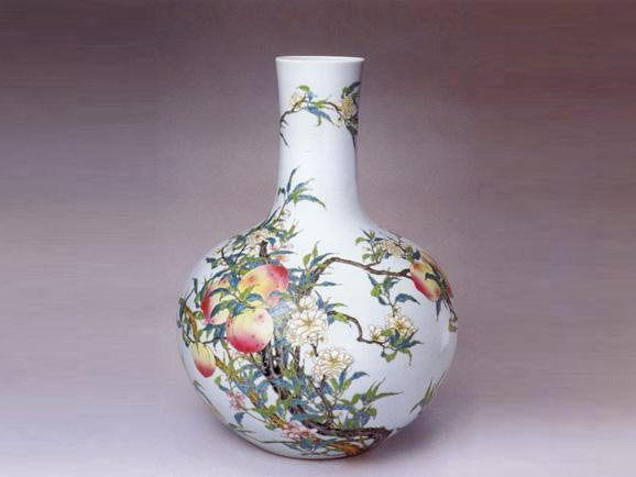 粉彩九桃纹天球瓶（清乾隆）
