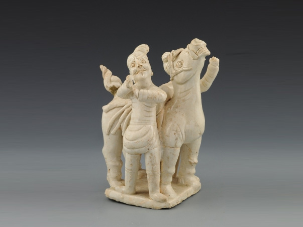 北宋青白釉胡人牵马俑