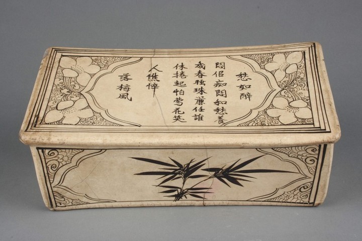 元代白地黑花题“落梅风”长方形枕