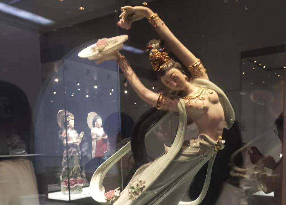 景德镇传统雕塑瓷《天女散花》